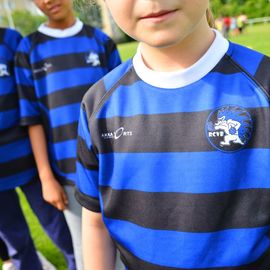 Depuis le début de l'année, 900 élèves de CE2 ont pu bénéficier de 6 à 8 séances d'initiation au rugby à l'école, organisées par la Ville et le Rugby Club du Val-de-Bièvre, en partenariat avec l'Education Nationale.