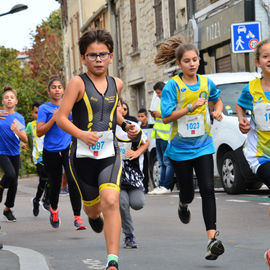 Un plateau élite relevé sur le 10km couru en moins de 29mn, de nombreux coureurs et marcheurs amateurs sur le 10, le 5 et le Run'N'Bike, et la relève déjà assurée avec les courses des jeunes l'après-midi!