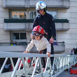 Escalader la grande échelle, traverser un tunnel enfumé, manier la lance à incendie, s'initier aux gestes de 1ers secours ou monter dans un vrai camion de pompier... les portes ouvertes du centre de secours de Villejuif ont ouvert un monde merveilleux aux petits et grands venus découvrir ce lieu emblématique !