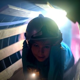 Escalader la grande échelle, traverser un tunnel enfumé, manier la lance à incendie, s'initier aux gestes de 1ers secours ou monter dans un vrai camion de pompier... les portes ouvertes du centre de secours de Villejuif ont ouvert un monde merveilleux aux petits et grands venus découvrir ce lieu emblématique !