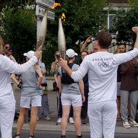 Sportifs amateurs, entrepreneurs, para-athlètes... ils étaient 15, sur la portion villejuifoise du parcours, à se relayer pour porter la flamme olympique des Jeux de Paris 2024.  [photos Sylvie Grima, Xiwen Wang, Lucile Cubin, direction de la Communication]