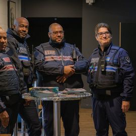 Une centaine de nouveaux Villejuifois, parmi lesquels de nombreuses jeunes familles, se sont retrouvées devant la médiathèque samedi 1er octobre pour visiter leur nouvelle ville (ballade en Tuk-tuk et visite du Théâtre...), recevoir leur kit de bienvenue et rencontrer leurs élu·e·s et partager leurs problématiques quotidiennes.[Photos Sylvie Grima]