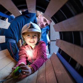 Escalader la grande échelle, traverser un tunnel enfumé, manier la lance à incendie, s'initier aux gestes de 1ers secours ou monter dans un vrai camion de pompier... les portes ouvertes du centre de secours de Villejuif ont ouvert un monde merveilleux aux petits et grands venus découvrir ce lieu emblématique !