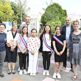 Mardi 20 mai avait lieu l'inauguration officielle de la cour Eveil de l'école Paul Langevin.Après les travaux durant l'été, les élèves avaient découvert leur nouvelle cour à la rentrée de septembre, mais il aura fallu attendre le printemps pour que les plantations prennent toute leur place dans ce nouvel espace végétalisé, pensé avec les enfants, les enseignants, les parents, les agents... Une nouvelle cour de récré permet un meilleur partage de l'espace entre les différentes activités, entre les filles et les garçons, et apporte verdure et fraicheur dans un lieu auparavant très bétonné.[photos Lucile Cubin]