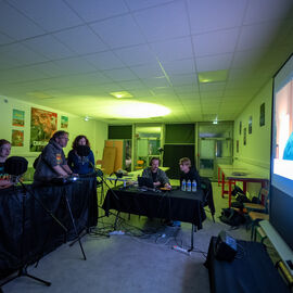 Vous étiez plusieurs centaines pour profiter des animations proposées pour cette Nuit Blanche 2025, et notamment l'installation exceptionnelle de L’Usine de film amateur de Michel Gondry, pour vivre l’expérience d’un film de A à Z : scénario, montage, effets spéciaux, doublage... jusqu’à la projection finale. [photos Xiwen Wang]