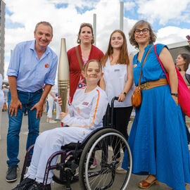 Sportifs amateurs, entrepreneurs, para-athlètes... ils étaient 15, sur la portion villejuifoise du parcours, à se relayer pour porter la flamme olympique des Jeux de Paris 2024.  [photos Sylvie Grima, Xiwen Wang, Lucile Cubin, direction de la Communication]