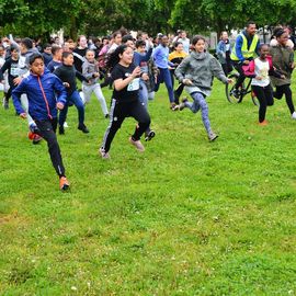 Le 9 mai, les collégiens ont couru dans le parc des Hautes Bruyères au profit de l'association Action Contre la Faim.Les élèves devaient rechercher des parrains (familles, voisins, proches, etc) qui les sponsorisent pour la course, en fonction du nombre de tours effectués!