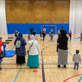 Pour donner aux parents la possibilité de faire du sport sans organiser la garde des enfants, le service des Sports donne rendez-vous aux familles de 9h à 12h, un samedi par mois: renforcement musculaire, Pilates, step, Zumba, pour les adultes... et escalade ou jeux de plein air pour les enfants de 3 à 11 ans.[Photos Sylvie Grima]