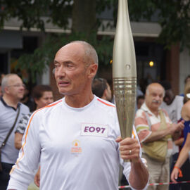 Sportifs amateurs, entrepreneurs, para-athlètes... ils étaient 15, sur la portion villejuifoise du parcours, à se relayer pour porter la flamme olympique des Jeux de Paris 2024.  [photos Sylvie Grima, Xiwen Wang, Lucile Cubin, direction de la Communication]