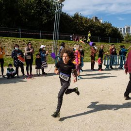 Une grande fête du sport avec près de 1500 coureur·se·s sur les 5/10km, courses jeunes et familles.Les vainqueurs des 10km ont battu le record de l'épreuve, avec la 8e meilleure performance mondiale chez les femmes!1700 euros ont été reversés à l’association Une maison au cœur de la vie, qui vient en aide aux familles dont les enfants sont hospitalisés à l’Institut Gustave-Roussy. Un grand merci aux 150 bénévoles, aux associations villejuifoises, et à tous les services de la ville.[Photos ©Anja Simonet / ©Raphaël Garnier]