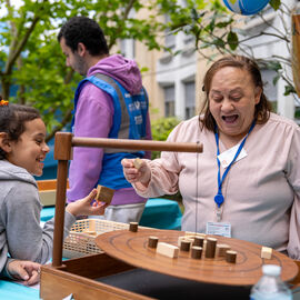 Samedi 17 mai, l’Hôpital Paul Brousse proposait un moment festif ouvert à tous : la fête de la gériatrie.L’occasion pour les patients et leurs familles de se partager un après-midi riche en rencontres et animations : parcours olympique, tir à l’arc, animation musicale, jeux en bois, maquillage, coiffure.. mais aussi buvette, brocante, tombola, stands d’artisanat et buvette ! [photos Xiwen Wang]