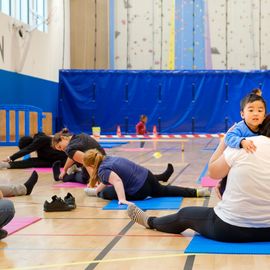 Pour donner aux parents la possibilité de faire du sport sans organiser la garde des enfants, le service des Sports donne rendez-vous aux familles de 9h à 12h, un samedi par mois: renforcement musculaire, Pilates, step, Zumba, pour les adultes... et escalade ou jeux de plein air pour les enfants de 3 à 11 ans.[Photos Sylvie Grima]