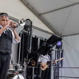 Une journée de fête pour les Seniors avec déjeuner festif abrité, spectacles et musique, dans une ambiance de guinguette conviviale et champêtre!