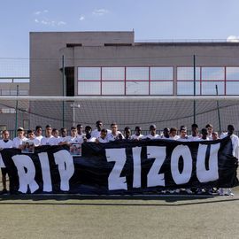 L’émotion était vive ce mercredi 6 juillet à l’occasion de la grande marche blanche organisée en la mémoire de Zinédine, jeune Villejuifois âgé de 16 ans mortellement fauché par un automobiliste vendredi dernier.Près d’un millier de personnes (famille, proches, amis, voisins, camarades du lycée, membres des clubs de football, citoyens…) sont venus lui rendre hommage. Tous vêtus de blanc, ils ont sillonné les rues de la ville entre le quartier Lamartine où il vivait et le stade Karl-Marx.[Photos Alex Bonnemaison] 