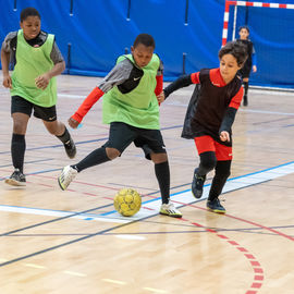 Le tournoi solidaire de Noël au profit des associations 94e Rue, Binkadi-so et Yacine Adli a encore été un franc succès cette année. Sur 3 jours, près de 1130 jeunes de 10 à 25 ont pu s'affronter sur le terrain de la halle Colette-Besson. Les matchs furent intenses mais le fair-play était aussi mis en valeur puisque des trophées ont été attribués aux joueurs et aux équipes représentant le plus les valeurs du sport![photos Sylvie Grima / Xiwen Wang]