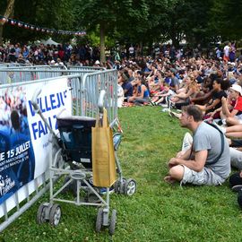 Des centaines de fans se sont réunis pour soutenir l'équipe de France en finale de la Coupe du Monde de foot et vibrer avec eux jusqu'au titre mondial !