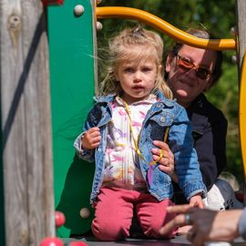 Jeudi 25 mai, les enfants de la crèche Robert Lebon se sont rendus à la base de loisirs de Port-aux-Cerises, à Draveil, en bonne compagnie. Une dizaine de Seniors villejuifois·es les ont accompagnés pour cette sortie nature: animaux de la ferme, jeux, pique-nique... [photos Sylvie Grima]