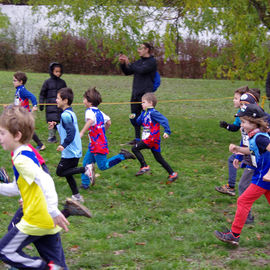 Succès confirmé pour la 2e édition du Cross de l'ASFI. Dimanche 12 novembre, ce sont 10 courses qui se sont déroulées sur le parcours boueux et accidenté dessiné dans le parc des Hautes-Bruyères, de la catégorie Eveil (6 ans) à Master (35 ans et +).Cette compétition ouvrait la saison de cross 2023-2024 et on a vu de belles explications entre athlètes venu·e·s de tout le département, et aussi de belles glissades!Bravo à tous les participants et aux 70 bénévoles qui ont œuvré sous la pluie pour l'organisation de cet évènement. [Photos Alex Bonnemaison / Direction de la Communication]