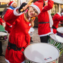 Retour en images sur le Marché de Noël en centre-ville samedi et dimanche, avec ses nombreuses animations organisées par la Ville et l'association Les commerçants de Villejuif: fanfares, Père Noël, cracheurs de feu, spectacle lumineux...[photos Xiwen Wang / Direction de la communication]