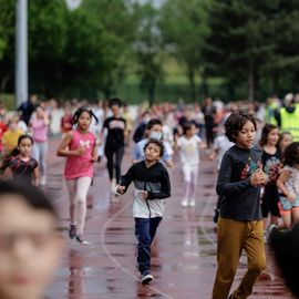 Malgré la pluie, les élèves ont enchainé les tours de piste au stade Louis Dolly lors de la traditionnelle course d'endurance.[Photo Alex Bonnemaison]