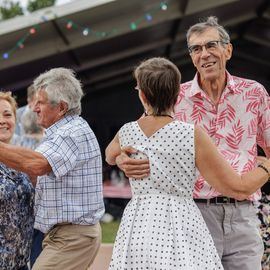 Une journée de fête pour les Seniors avec déjeuner festif abrité, spectacles et musique, dans une ambiance de guinguette conviviale et champêtre!