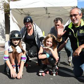 A pied, à vélo, en trottinette, en roller ou en poussette... ce dimanche 18 septembre, la Journée sans voiture a permis aux Villejuifois et Villejuifoises de tous âges de profiter des rues du centre-ville en toute sécurité et sérénité.[Photos Anja Simonet]