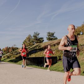 Avec près de 800 coureur·se·s et marcheur·se·s le matin et autant de jeunes et de familles l'après-midi, cette 34e édition a été de nouveau un événement sportif majeur à Villejuif et une journée de fête dans le parc des hautes-Bruyères baigné par le soleil d'automne !