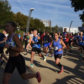 Une grande fête du sport avec près de 1500 coureur·se·s sur les 5/10km, courses jeunes et familles.Les vainqueurs des 10km ont battu le record de l'épreuve, avec la 8e meilleure performance mondiale chez les femmes!1700 euros ont été reversés à l’association Une maison au cœur de la vie, qui vient en aide aux familles dont les enfants sont hospitalisés à l’Institut Gustave-Roussy. Un grand merci aux 150 bénévoles, aux associations villejuifoises, et à tous les services de la ville.[Photos ©Anja Simonet / ©Raphaël Garnier]