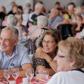 Une journée de fête pour les Seniors avec déjeuner festif abrité, spectacles et musique, dans une ambiance de guinguette conviviale et champêtre!