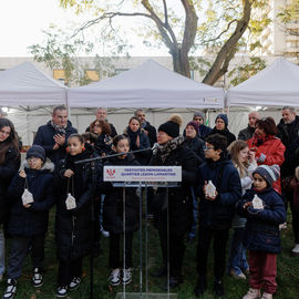 Vous étiez plusieurs centaines samedi 2 décembre à braver le froid pour célébrer la mémoire de ce quartier bientôt transformé : exposition, goûter, fanfare, projections géantes, et impressionnante traversée du quartier sur un fil tendu à 27m de haut![photos Alex Bonnemaison]