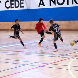 Le tournoi solidaire de Noël au profit des associations 94e Rue, Binkadi-so et Yacine Adli a encore été un franc succès cette année. Sur 3 jours, près de 1130 jeunes de 10 à 25 ont pu s'affronter sur le terrain de la halle Colette-Besson. Les matchs furent intenses mais le fair-play était aussi mis en valeur puisque des trophées ont été attribués aux joueurs et aux équipes représentant le plus les valeurs du sport![photos Sylvie Grima / Xiwen Wang]