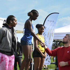 Plus de 500 athlètes ont répondu présents pour transpirer sous les premières chaleurs du printemps et les efforts fournis sur la piste du stade Louis Dolly ce samedi 26 avril. Un nouveau succès pour cette 8e édition du Meeting d'Athlétisme, un évènement organisé par l'ASFI Villejuif Athlétisme et ses nombreux bénévoles, avec la Ville de Villejuif. [photos Lucile Cubin]