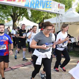 Une grande fête du sport avec près de 1500 coureur·se·s sur les 5/10km, courses jeunes et familles.Les vainqueurs des 10km ont battu le record de l'épreuve, avec la 8e meilleure performance mondiale chez les femmes!1700 euros ont été reversés à l’association Une maison au cœur de la vie, qui vient en aide aux familles dont les enfants sont hospitalisés à l’Institut Gustave-Roussy. Un grand merci aux 150 bénévoles, aux associations villejuifoises, et à tous les services de la ville.[Photos ©Anja Simonet / ©Raphaël Garnier]