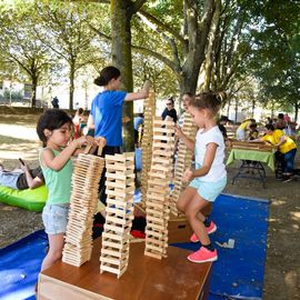 Le 1er village Villejuif respire 2022 s'est installé dans le parc des Hautes-Bruyères et dans la cité du Vercors, avec son lot d'animations et la fête du 13 juillet![Photos Lucile Cubin / Direction de la Communication]