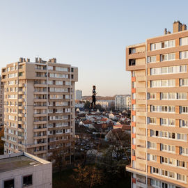 Vous étiez plusieurs centaines samedi 2 décembre à braver le froid pour célébrer la mémoire de ce quartier bientôt transformé : exposition, goûter, fanfare, projections géantes, et impressionnante traversée du quartier sur un fil tendu à 27m de haut![photos Alex Bonnemaison]