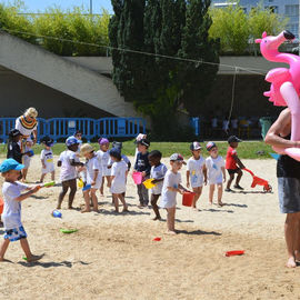 Près de 250 enfants des accueils de loisirs ont profité des jardins et jeux d'eau au stade nautique Youri-Gagarine. Plusieurs ateliers étaient proposés sous le thème de la "kermesse féérique".