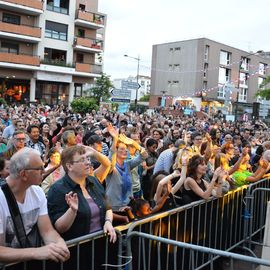 Des centaines de spectateurs massés devant la scène pour chanter avec Lisandro Cuxi, François Feldman etJoniece Jamison, danser avec le Staries Show ou applaudir le travail des musiciens et danseurs la MPT Gérard-Philipe et des Conservatoires.