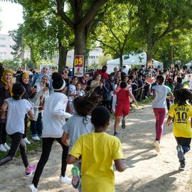 Une grande fête du sport avec près de 1500 coureur·se·s sur les 5/10km, courses jeunes et familles.Les vainqueurs des 10km ont battu le record de l'épreuve, avec la 8e meilleure performance mondiale chez les femmes!1700 euros ont été reversés à l’association Une maison au cœur de la vie, qui vient en aide aux familles dont les enfants sont hospitalisés à l’Institut Gustave-Roussy. Un grand merci aux 150 bénévoles, aux associations villejuifoises, et à tous les services de la ville.[Photos ©Anja Simonet / ©Raphaël Garnier]