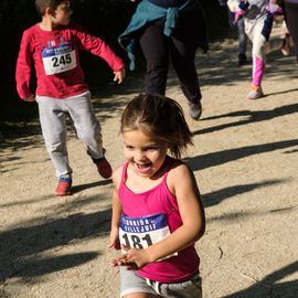 Une grande fête du sport avec près de 1500 coureur·se·s sur les 5/10km, courses jeunes et familles.Les vainqueurs des 10km ont battu le record de l'épreuve, avec la 8e meilleure performance mondiale chez les femmes!1700 euros ont été reversés à l’association Une maison au cœur de la vie, qui vient en aide aux familles dont les enfants sont hospitalisés à l’Institut Gustave-Roussy. Un grand merci aux 150 bénévoles, aux associations villejuifoises, et à tous les services de la ville.[Photos ©Anja Simonet / ©Raphaël Garnier]