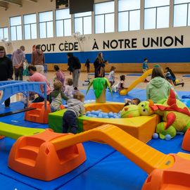 Pour donner aux parents la possibilité de faire du sport sans organiser la garde des enfants, le service des Sports donne rendez-vous aux familles de 9h à 12h, un samedi par mois: renforcement musculaire, Pilates, step, Zumba, pour les adultes... et escalade ou jeux de plein air pour les enfants de 3 à 11 ans.[Photos Sylvie Grima]