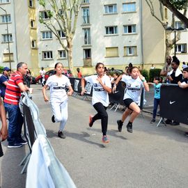 Samedi 22 juin, les Golden Blocks débarquaient à Villejuif avec 3 challenges d'athlétisme pour les jeunes de 8 à 16 ans: Sprint en duel / High Jump / Mile. Le tout entrecoupé d'animations Breakdance / BMX / Hip-Hop / DJ / Double Dutch...