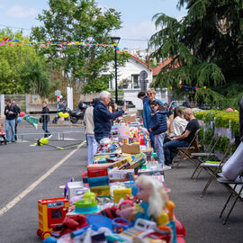 Samedi 17 mai, l’Hôpital Paul Brousse proposait un moment festif ouvert à tous : la fête de la gériatrie.L’occasion pour les patients et leurs familles de se partager un après-midi riche en rencontres et animations : parcours olympique, tir à l’arc, animation musicale, jeux en bois, maquillage, coiffure.. mais aussi buvette, brocante, tombola, stands d’artisanat et buvette ! [photos Xiwen Wang]