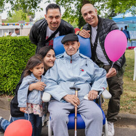 Samedi 17 mai, l’Hôpital Paul Brousse proposait un moment festif ouvert à tous : la fête de la gériatrie.L’occasion pour les patients et leurs familles de se partager un après-midi riche en rencontres et animations : parcours olympique, tir à l’arc, animation musicale, jeux en bois, maquillage, coiffure.. mais aussi buvette, brocante, tombola, stands d’artisanat et buvette ! [photos Xiwen Wang]