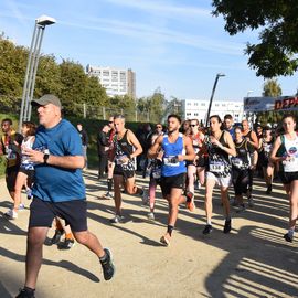 Une grande fête du sport avec près de 1500 coureur·se·s sur les 5/10km, courses jeunes et familles.Les vainqueurs des 10km ont battu le record de l'épreuve, avec la 8e meilleure performance mondiale chez les femmes!1700 euros ont été reversés à l’association Une maison au cœur de la vie, qui vient en aide aux familles dont les enfants sont hospitalisés à l’Institut Gustave-Roussy. Un grand merci aux 150 bénévoles, aux associations villejuifoises, et à tous les services de la ville.[Photos ©Anja Simonet / ©Raphaël Garnier]