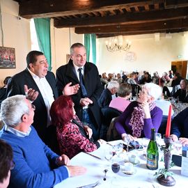 Les traditionnelles sorties d'automne emmenaient cette année une centaine de Seniors de Villejuif direction le Nord-Est, pour une escapade dans l'Aisne.Au programme : visite guidée du Domaine des Princes, à Condé en Brie, sabrage du champagne et dégustation, déjeuner en musique et flânerie dans le parc au cœur du village.[Photos Anja Simonet]