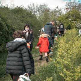 La traditionnelle chasse aux œufs du Secours populaire a encore eu du succès auprès des enfants, malgré la météo capricieuse. Une centaine de bambins bottés, de nombreux Villejuifois, bénévoles et l'équipe de la ludomobile, étaient de la partie de chasse pour financer une mission internationale. [photos: Xiwen Wang]
