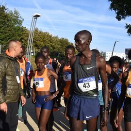 Une grande fête du sport avec près de 1500 coureur·se·s sur les 5/10km, courses jeunes et familles.Les vainqueurs des 10km ont battu le record de l'épreuve, avec la 8e meilleure performance mondiale chez les femmes!1700 euros ont été reversés à l’association Une maison au cœur de la vie, qui vient en aide aux familles dont les enfants sont hospitalisés à l’Institut Gustave-Roussy. Un grand merci aux 150 bénévoles, aux associations villejuifoises, et à tous les services de la ville.[Photos ©Anja Simonet / ©Raphaël Garnier]