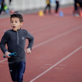 296 tours de piste bouclés lors du relais solidaire au stade Louis Dolly où des centaines de bénévoles, parents et enfants se sont rassemblés pour courir ensemble et découvrir de nouvelles activités sportives, sous le signe de la solidarité et de l’entraide.[Photos Alexandre Bonnemaison]