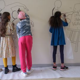 Les habitants du quartier Nord-Est sont venus très nombreux à la Maison Pour Tous Jules Vallès ce week-end pour célébrer entre amis ou voisins ou en famille... l'anniversaire de cet équipement public et de proximité historique inauguré en 1972.Au programme: visite théâtralisée, jeux, fresque collaborative, concert...[Photos Sylvie Grima]