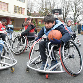 Retour en images sur la Semaine du handicap, du 4 au 8 décembre 2023, avec des ateliers de sensibilisation (langue des signes, basket, fauteuil, handicap visuel...), des jeux avec la Ludomobile à l'ESAT Les Ateliers de l'ETAI, l'exposition des tableaux réalisés à la MAS des Hautes-Bruyères et la table ronde Emploi et Handicap.[photos Lucile Cubin / Anja Simonet / Xiwen Wang]